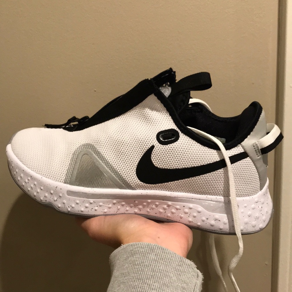 nike PG 4’s women’s size 9 (7.5 men’s)